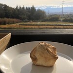 はなぶさ有機農園直営スイーツキッチン - マロンパイ中には丸ごとの渋皮煮と栗のペーストがたっぷり