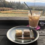 はなぶさ有機農園直営スイーツキッチン - 左はサツマイモ、右は和栗のきんつば