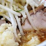 ラーメン二郎 - 醤油色が濃い