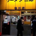 ラーメン二郎 - 店を出る頃並びが出来ていた