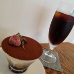 Cafe&GuestHouse Kaziya - ティラミスパフェとアイスコーヒー