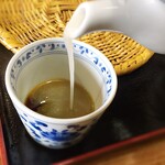 Genan - 濃厚な蕎麦湯。ツユは限りなく薄めで。
                        これを楽しむ為にも、山葵は溶かしたく無いんです。