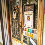 レインボウスパイス - 扉の古ぼけ具合とロゴのカラフルさが７０年代サイケデリック！