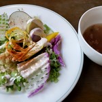 キッチンふくろう - ポークヒレステーキのサラダとスープ