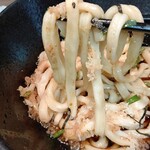 手打うどん けんどん屋 - つゆの色は濃いがそれほど辛くはない