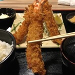 Tonkatsu Katsutei - しかしデカイ海老フライ！！！
                        
                        こんなのが3尾も来るとは嬉しいやら困惑するやら・・・
                        
                        
                        