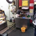 肉の丸勝 - 店頭の焼き場