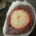 花月製菓 - 料理写真:縦に切ってみると・・大きすぎるためか、いちごが横になってますｗｗ香りは凄まじいですｗｗ