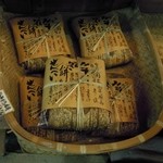 宮島醤油屋本店 - みそかき餅せんべい（６８０円）。