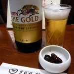 うどん棒 - まずは何時ものようにビールをオーダーします。 ここはキリンのザ・ゴールド５００円です。 嬉しい事に突き出しが付いてきます。 さあ、飲みましょうか。 ぷふぁ～、旨い！！ 最高ですよ。