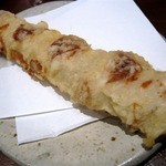 うどん棒 - もう１品、アテとしてオーダーしました。 ちくわ天２００円です。 これも熱々で美味しいんですよ。 うどん屋さんで、食べるちくわ天ってどうしてこんなに美味しいんでしょうね。 酒のアテとしても最高ですよ。