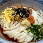 うどん棒 - ぶっかけうどん５５０円です。 錦糸玉子、おあげさん、ネギ、ノリがトッピングされています。 とっても美味しそうですね。