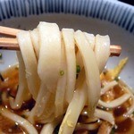 うどん棒 - では、うどんを食べてみましょうか。 もちもち、しこしこ、とっても美味しいですよ。 出汁も、いい味していますよ。 つるつる、つるつるとアッと言う間に完食です。 大満足な一品でした。