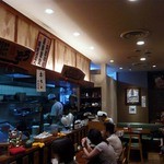 うどん棒 - 店内の風景です。 店内は左手がカウンター席に、右手が２人掛けのテーブル席になっています。