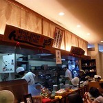 うどん棒 - そして、奥は４人掛けのテーブル席となっていますよ。 奥行きの長いお店でした。