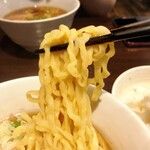 櫻井中華そば店 - 味玉中華そば(煮干) 麺リフトアップ