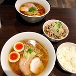 櫻井中華そば店 - 手前が味玉中華そば(煮干)、奥が中華そば(醤油)
