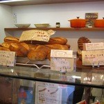 アルティザン - 店内には「職人」の意味の店名でも解るように美味しそうな焼き菓子や調理パンが並んでいました。