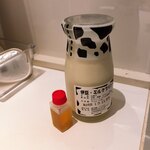 水の里恷 富岳群青 - 部屋の冷蔵庫にあったプリン