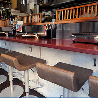 Counter seats where you can enjoy Yakiniku (Grilled meat) alone are very popular among female customers.