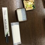 うろこいち - 最初に来た漬物と魚の煮たやつ