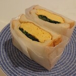 月と群青と珈琲と - たまごとほうれん草とチーズのサンドイッチ