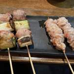 鶏こう - (左から)黒ねぎま(塩焼) 200円×2串、はらみ(塩ゴマ油) 200円×2串