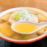 会津喜多方ラーメン 坂新 - 黄金色のスープ