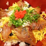 とり宇 - 緑葉あじ彩丼 アップ (漬けアジが厚みがあってプリプリ)