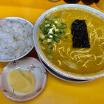 大峰ラーメン - カレーラーメン（５５０円） と ご飯の小（１７０円）