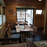 カフェルーム 季の奏 - 4人掛けのテーブル席が３つ