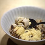 TTOAHISU -  上には刻んだキノコの餡。その下に玉子、牡蠣が。 牡蠣は一口サイズにカットされていて食べやすい。 キノコの餡と共に頂くとより美味しく。