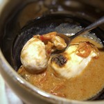 TTOAHISU - *白子様は表面を軽く焼かれているので、香ばしさが加わりクリーミーで美味しい。 ソースは海老のお味が濃厚で、そこに桜エビの旨みが加わっていました。 一味で少しピリ辛にされているのが、いいアクセントに。