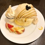 茶香 - 11月限定パンケーキ 秋彩(あきいろ) 期間限定パンケーキは今流行りのほうじ茶がメイン 優しいほうじ茶を北海道産生クリームにたっぷり加えました。 よつ葉ソフトクリームにきな粉をトッピング。リンゴはハチミツに一晩つけトップには黒豆、ほうじ茶ソース 単品  1,540円