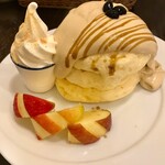 茶香 - 11月限定パンケーキ 秋彩(あきいろ) 期間限定パンケーキは今流行りのほうじ茶がメイン 優しいほうじ茶を北海道産生クリームにたっぷり加えました。 よつ葉ソフトクリームにきな粉をトッピング。リンゴはハチミツに一晩つけトップには黒豆、ほうじ茶ソース 単品  1,540円