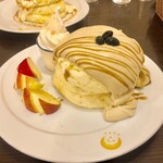 茶香 - 11月限定パンケーキ 秋彩(あきいろ) 期間限定パンケーキは今流行りのほうじ茶がメイン 優しいほうじ茶を北海道産生クリームにたっぷり加えました。 よつ葉ソフトクリームにきな粉をトッピング。リンゴはハチミツに一晩つけトップには黒豆、ほうじ茶ソース 単品  1,540円