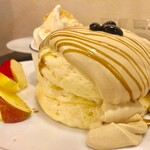 茶香 - 11月限定パンケーキ 秋彩(あきいろ) 期間限定パンケーキは今流行りのほうじ茶がメイン 優しいほうじ茶を北海道産生クリームにたっぷり加えました。 よつ葉ソフトクリームにきな粉をトッピング。リンゴはハチミツに一晩つけトップには黒豆、ほうじ茶ソース 単品  1,540円