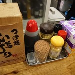 つけ麺 いちびり - 調味料たち