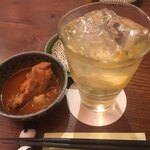 Izakaya Mamezo - ハイボールで。お通しは手羽元のトマト煮込み。