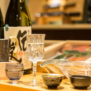 The best sushi is paired with carefully selected sake and beautiful sake vessels.