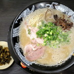 博多一幸舎 - ラーメン_730円、サービスの辛子高菜