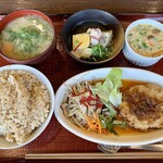 ほとめき庵 - 玄米(中) 耳納豚のハンバーグ、茶碗蒸し、高野豆腐、具沢山のお味噌汁、合計８５０円
