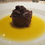 フォリオリーナ・デッラ・ポルタ・フォルトゥーナ - チョコレート焼き菓子　周りはパッションフルーツ　