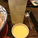 アジアン食堂 ＫＵＵ - マンゴープリンとセットのレモンスカッシュ