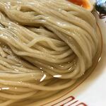 麺処ほん田 - 昆布水に浸かった麺