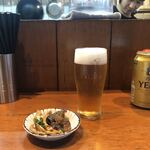 麺処ほん田 - 「エビスビール」350円とおつまみ