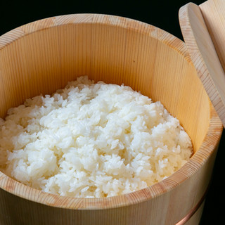 厳選した純国産米を使用。秘伝の味付けと職人技で上質なシャリへ