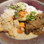 キッチン アンド カリー - 鹿とバナナのジビエカレー＆ひよこ豆と根菜のカレー