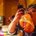 海老炉端 orb - オマール海老と格闘中❢