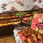 フレッシュベーカリー チャーミーワン - 内観写真:パンは毎日５０種類以上！